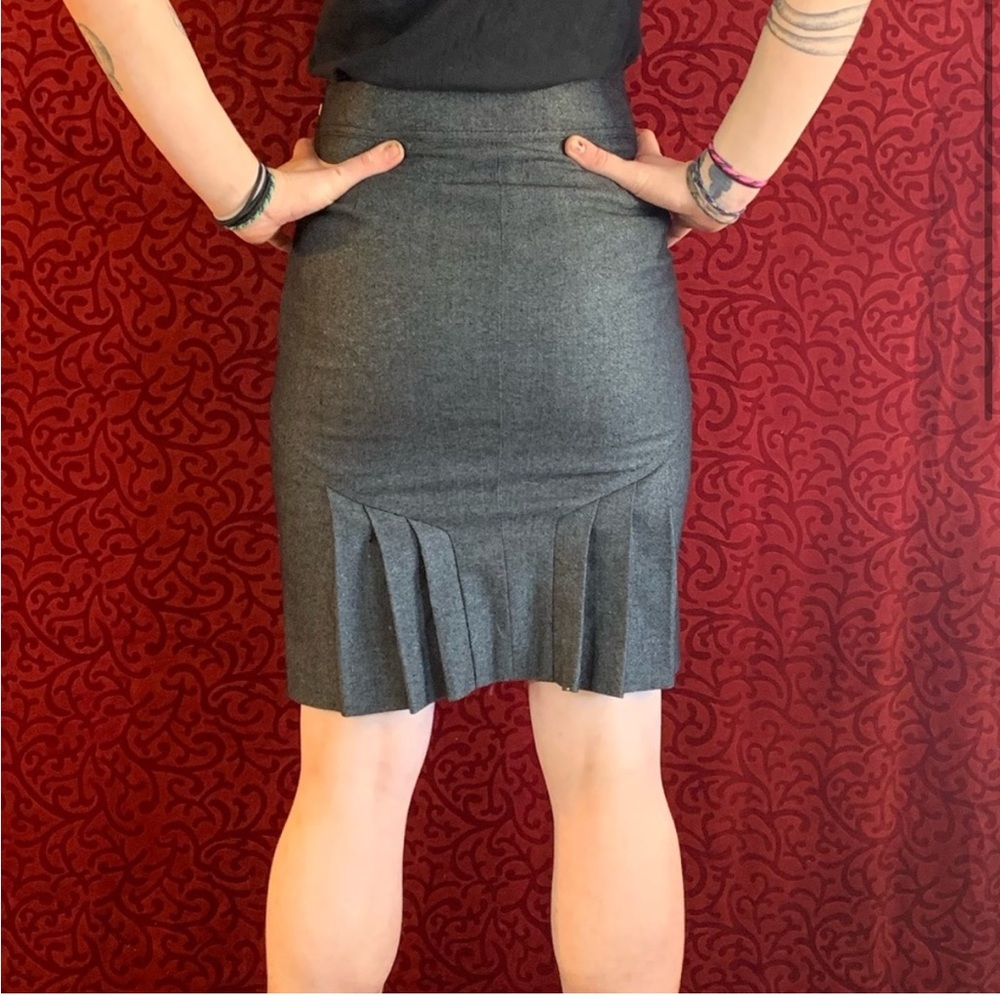 Bebe Italian Fabric Heather Grey Skirt Size 0 Buttons and Zipper with Pockets